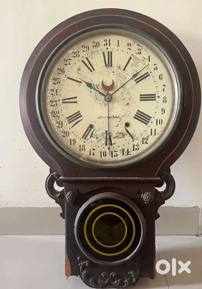 Vintage Seth Thomas wall clock for that luxurious ambience
