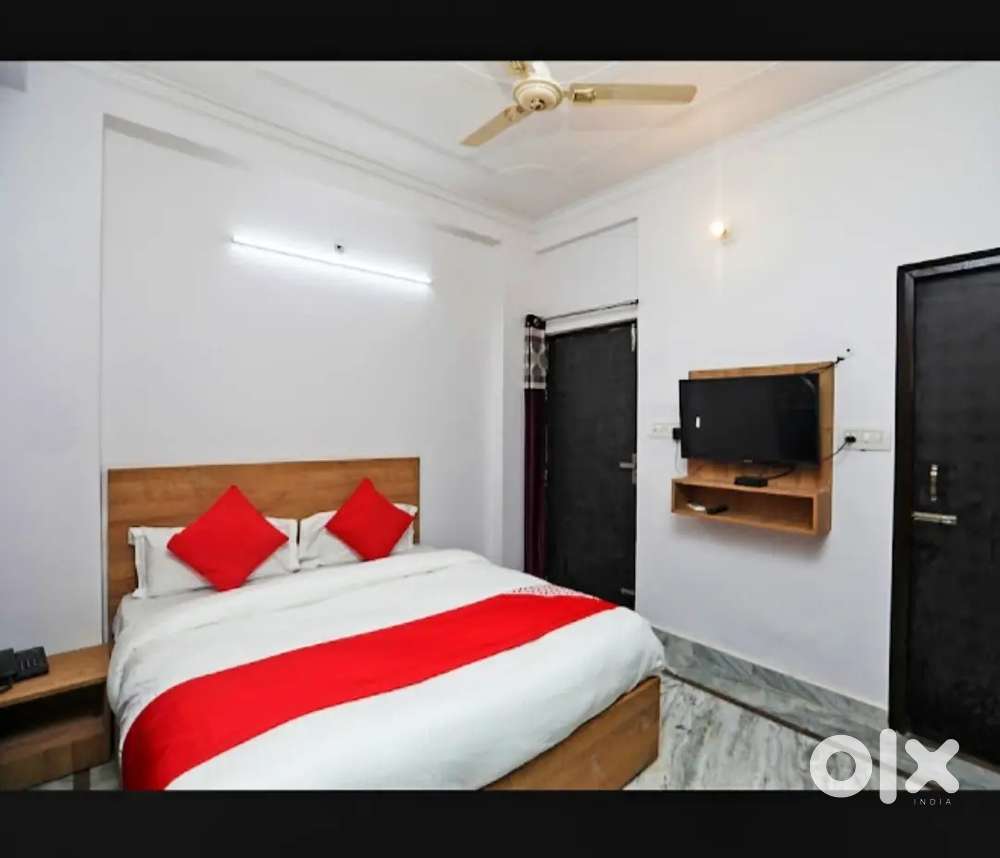 I need a female room partner urgent required