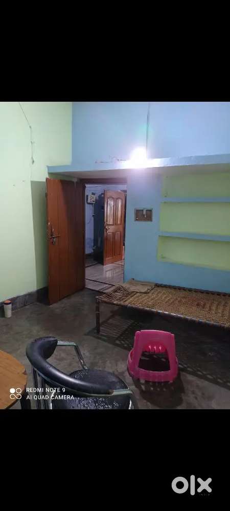 एक रूम है और साथ में लैट्रिन बाथरूम छोटा फैमिली या छात्र या छात्राएं