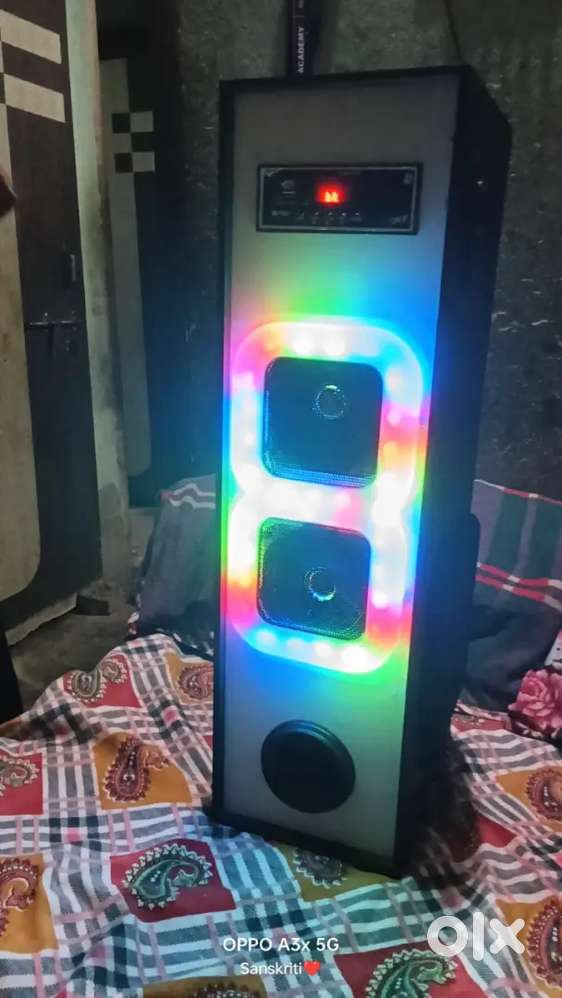 Tower bluetooth speaker