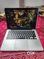 Macbook pro 2015 ...core i5 + 8gb RAM + intel graphics