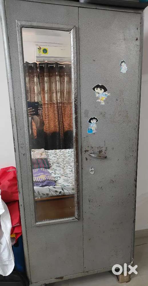 बेचना है दो स्टील अलमारी दो स्टील रैक दो प्लास्टिक ड्रॉवर