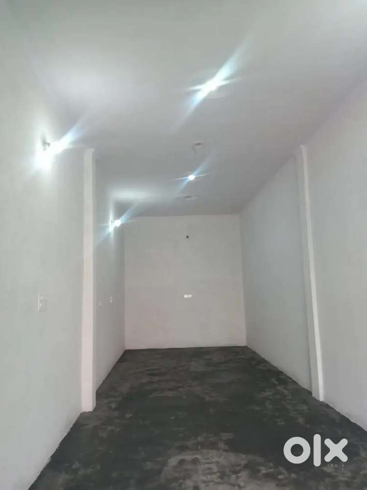 30 फुट सड़क पे दुकान