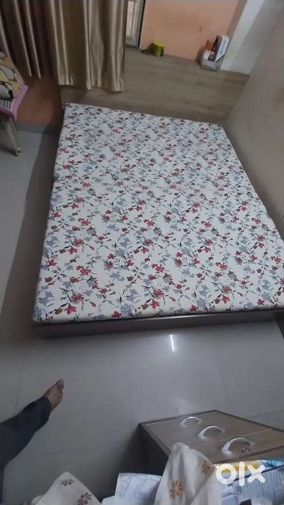 KURL ON MATTRESS