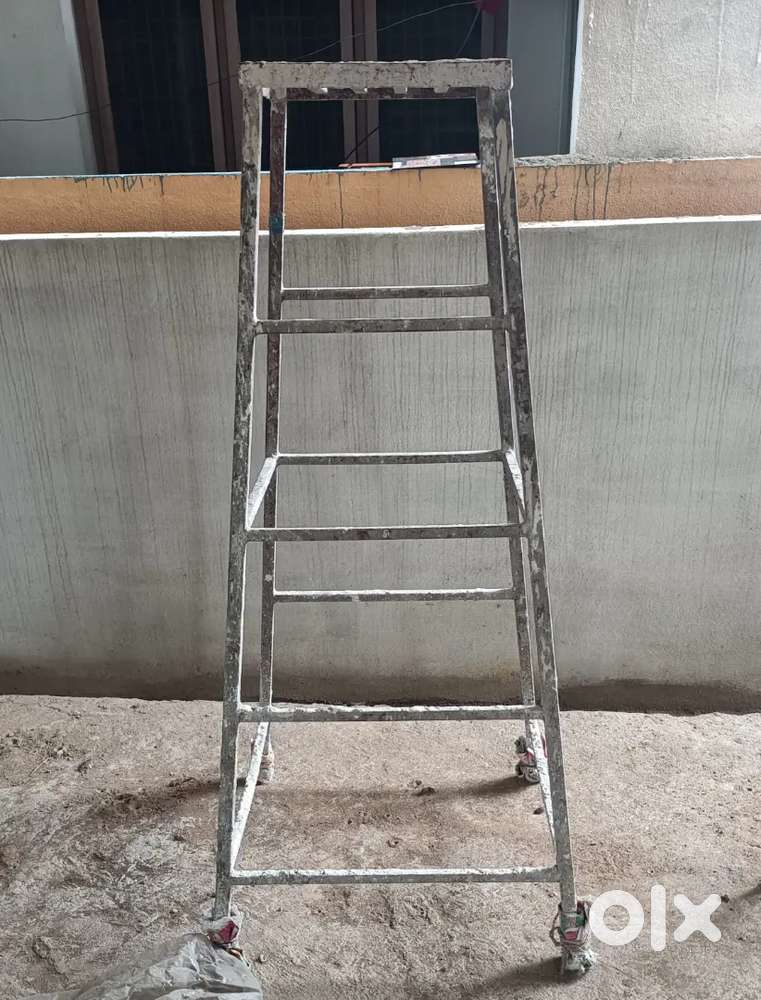 Iron stand / stool gedanchi
