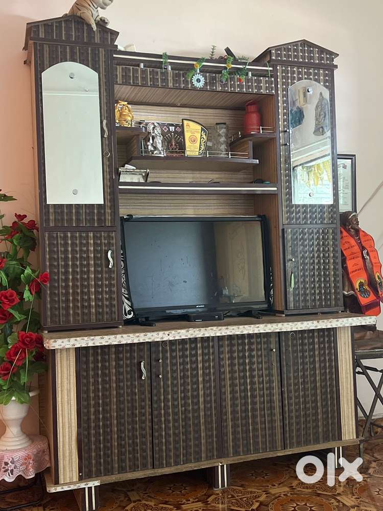 Its a TV table with two big mirror