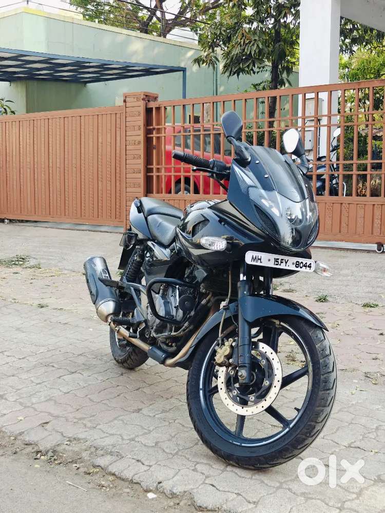 Selling my well-maintained 2017 Bajaj Pulsar 220F.