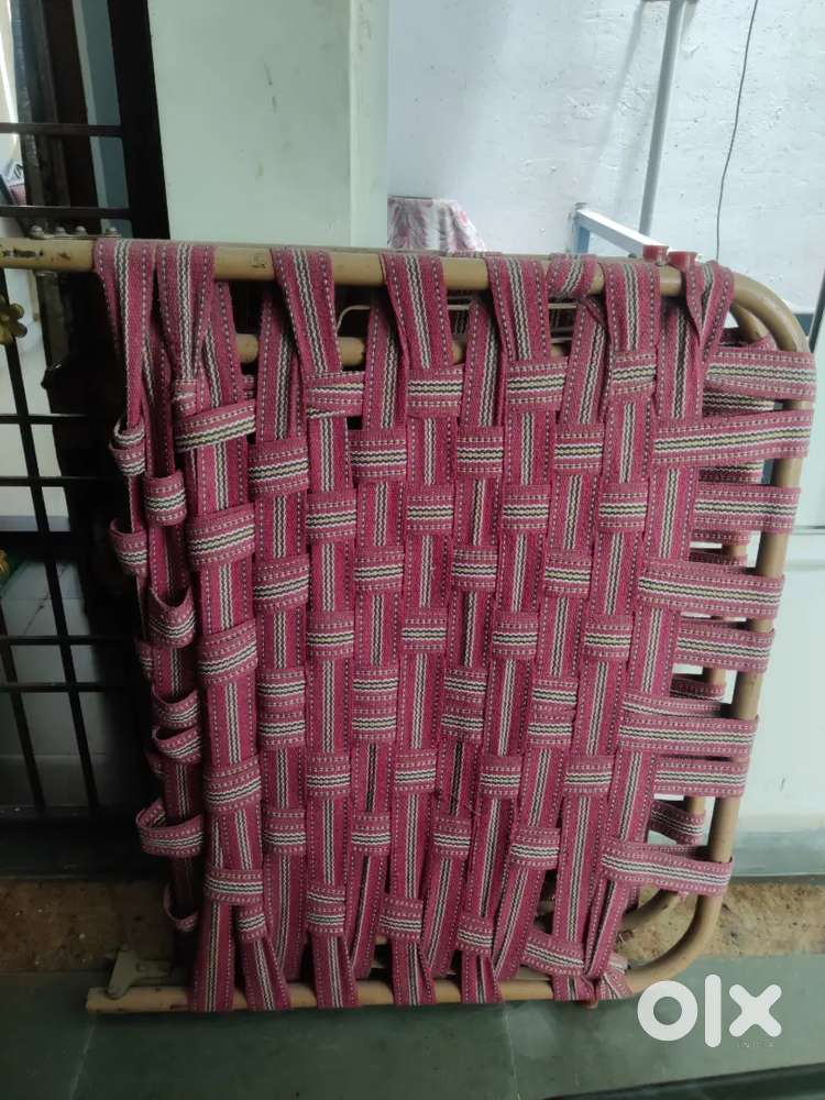 Foldable metal frame cot