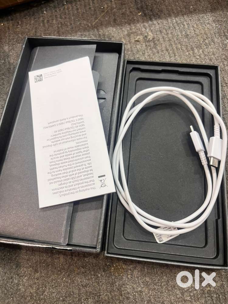 Galaxy S25 Ultra - 6 months old with warranty