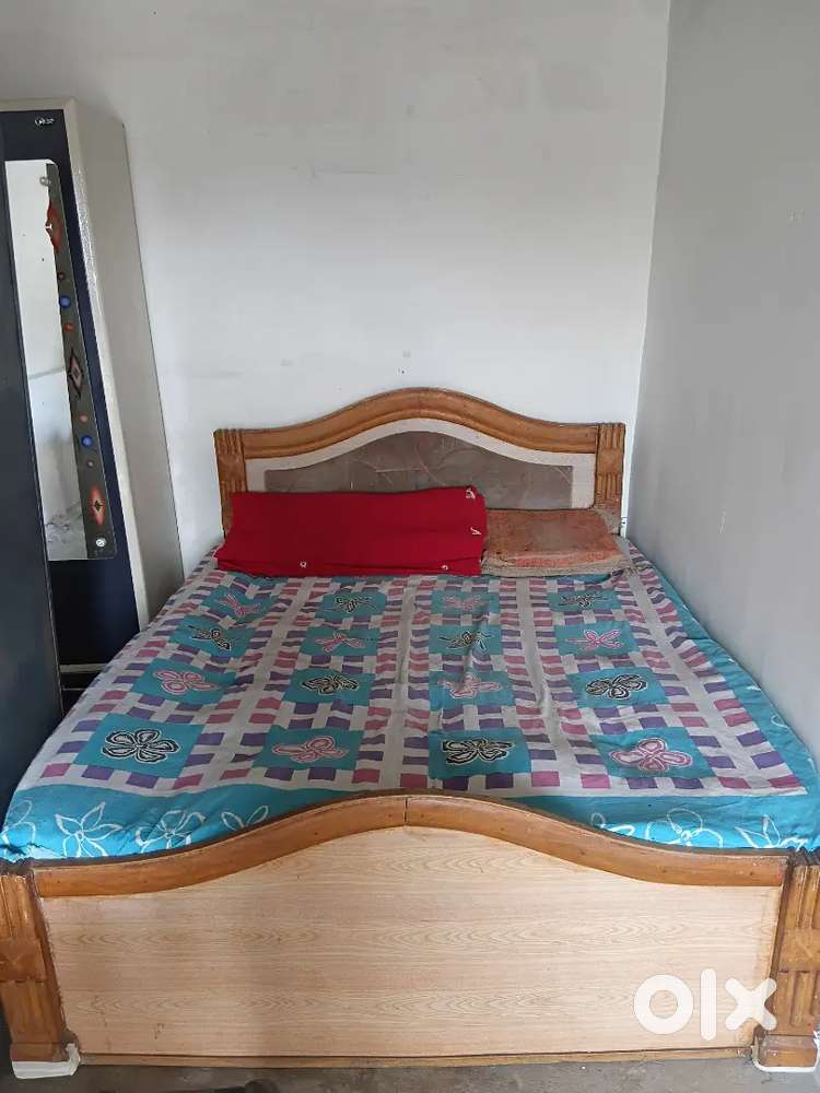 महाराजा बॉक्स दिवाण  पाच बाय सहा चा एकदम सुंदर सात वर्षे जुना