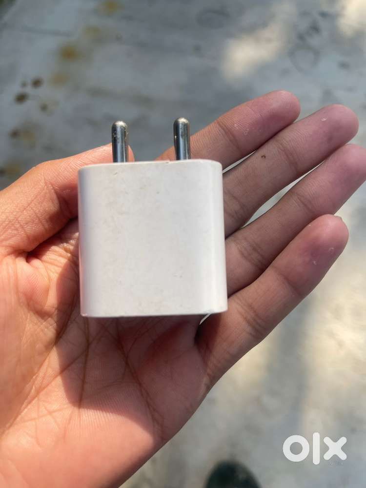 Apple charger orignal cont me only rs 1100