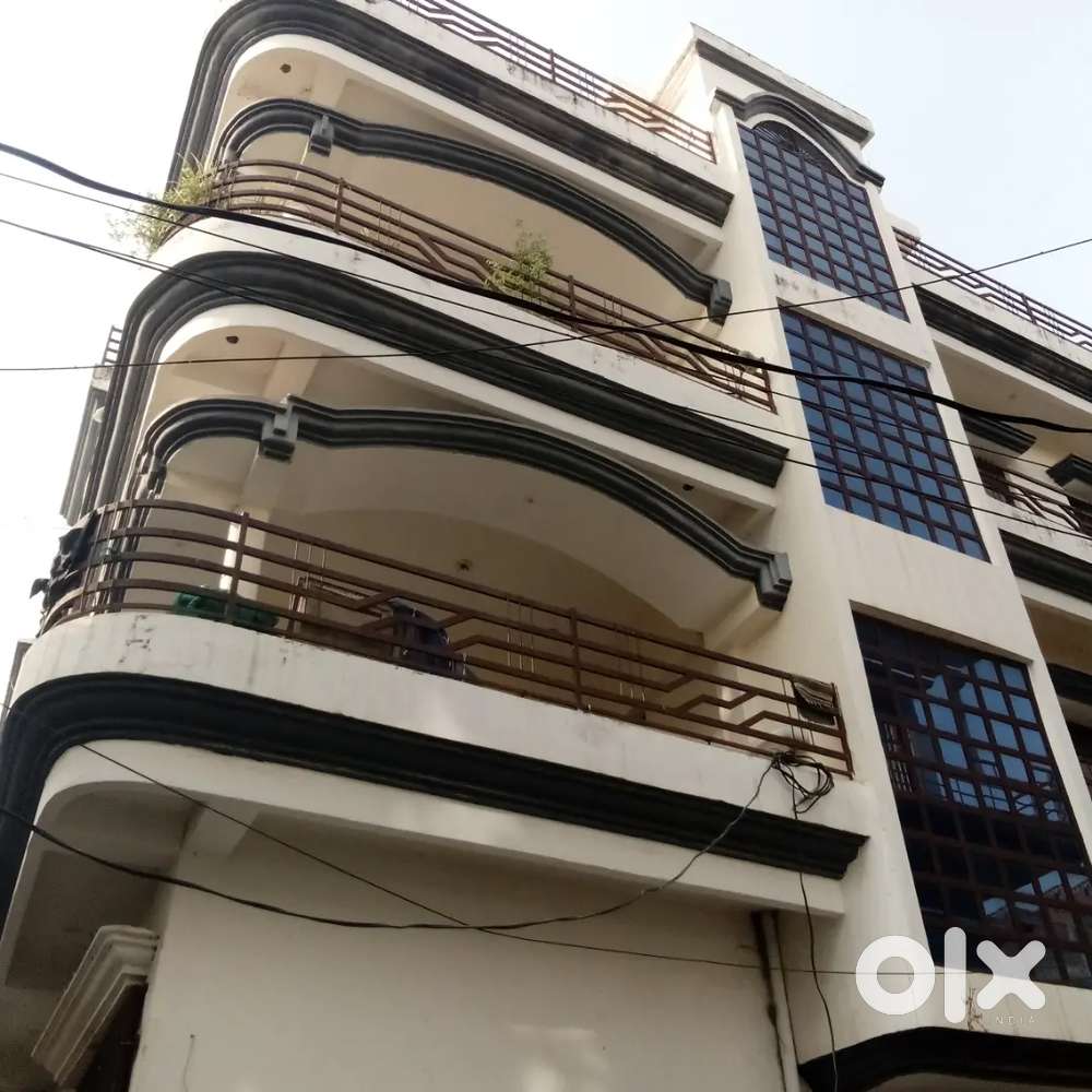 Kareli near 60 fit road 3 story makan available