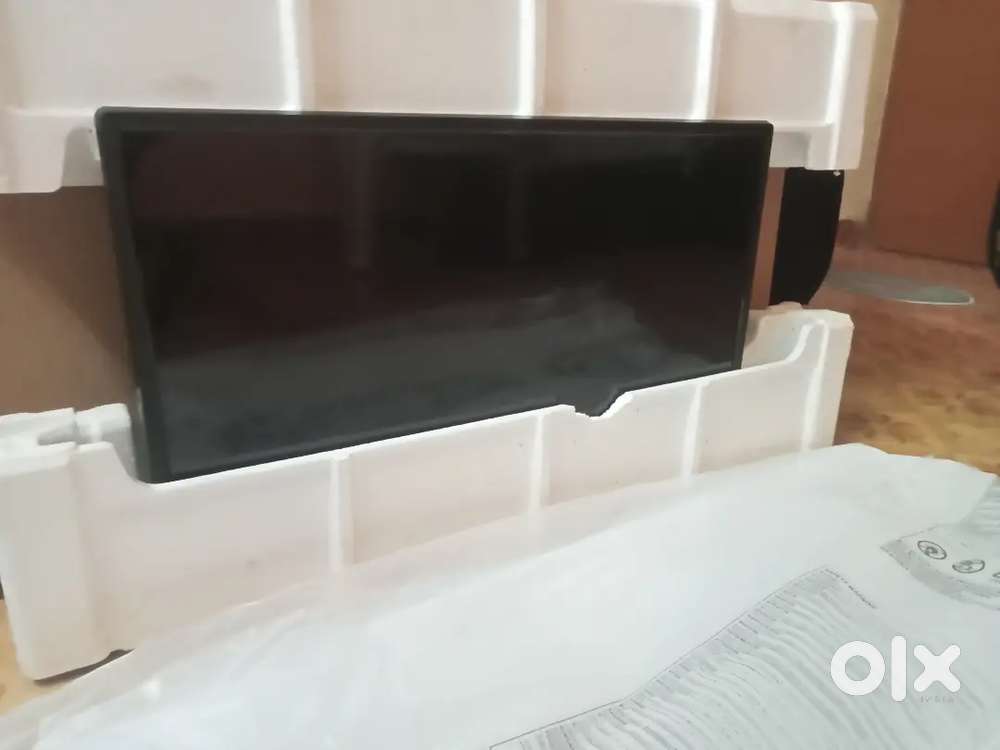 Led smart TV 32+Other household furniture items