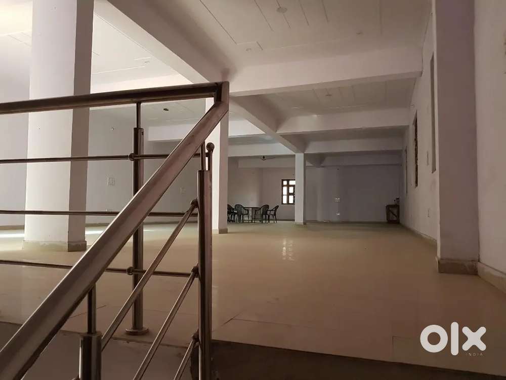 Commercial Space 4 Halle available with lift for Rent