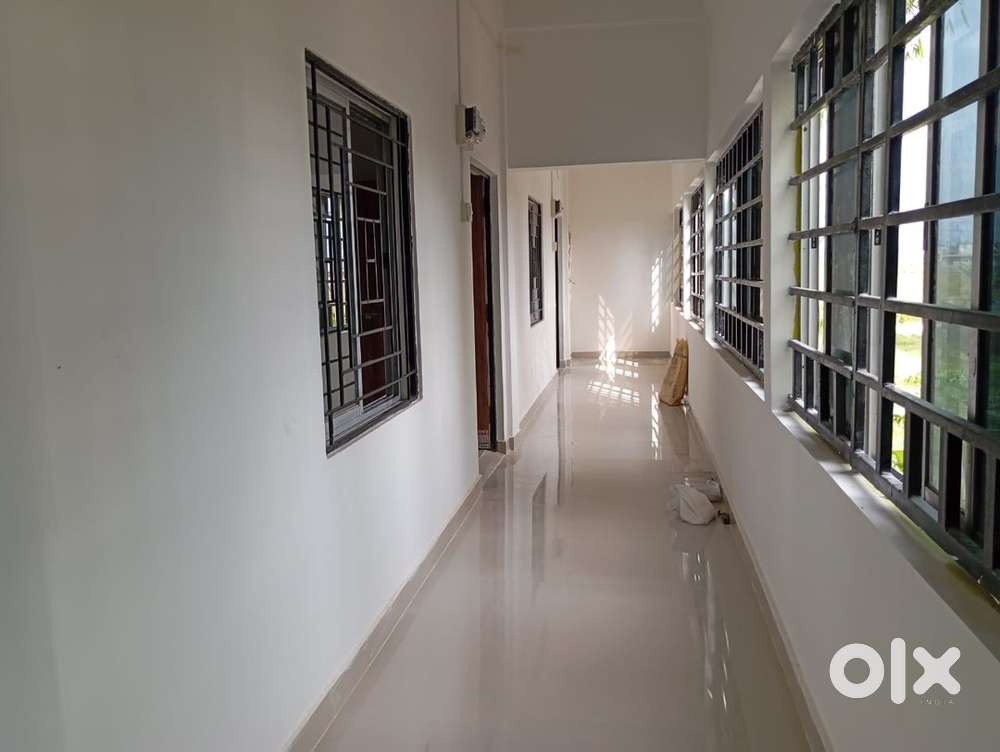 3 (three) Rooms available 1 bhk , and 1 small room in 2nd floor