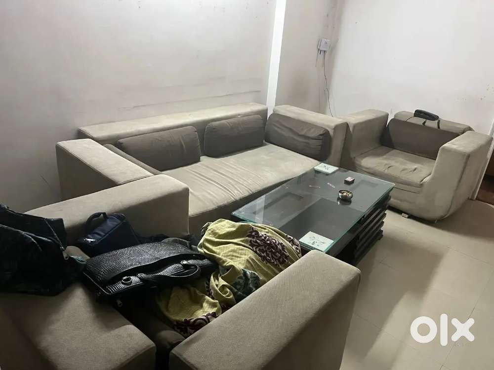 3+2 seater sofaset with center table in very good condition