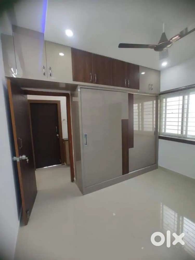 फलेट ओफिस शोरूम में फर्नीचर कलर्स पीओपी ऐंड ओल वकॅ सोल्यूशन