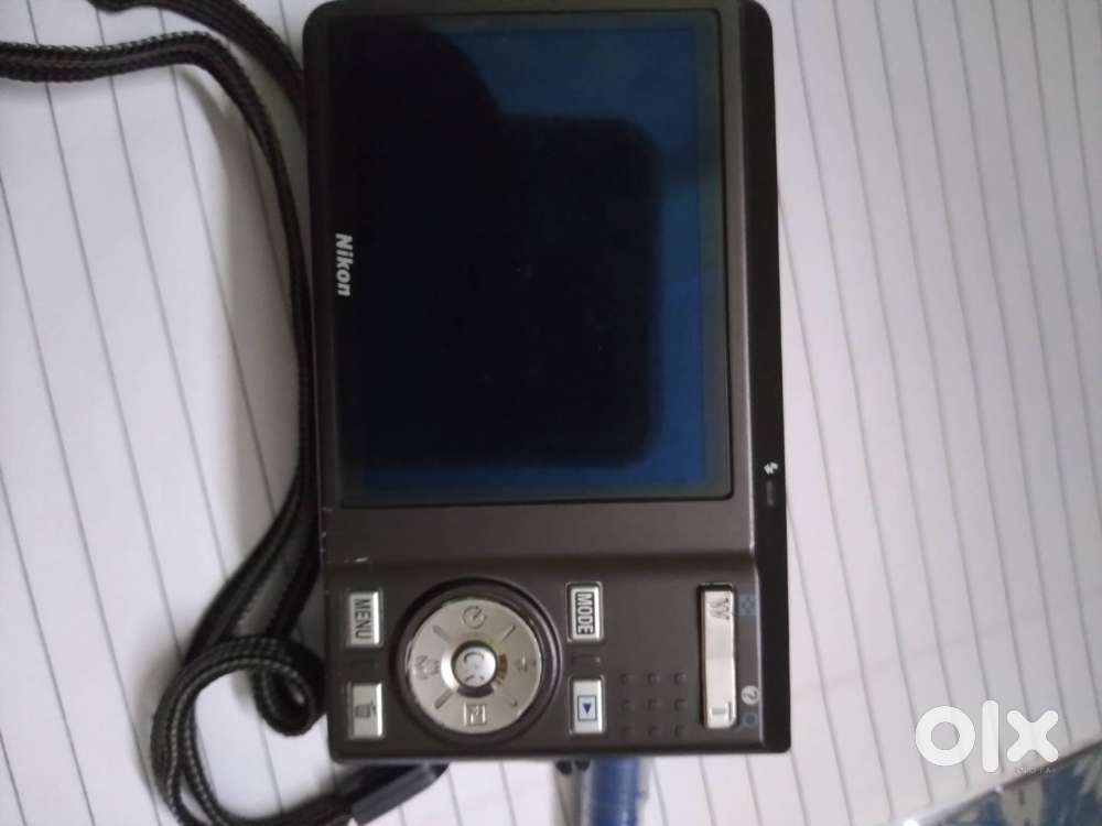 Nikon  coolpix S550 model camera with battery.
