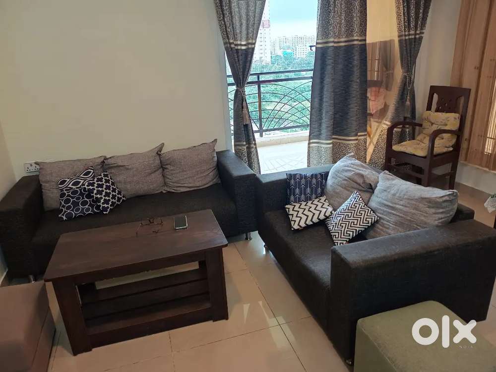 5 Seater Sofa Set and centre table at 8k (Scammers stay Away)