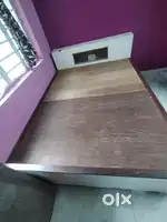 Queen size bed in good condition. 5/7.only cash payment