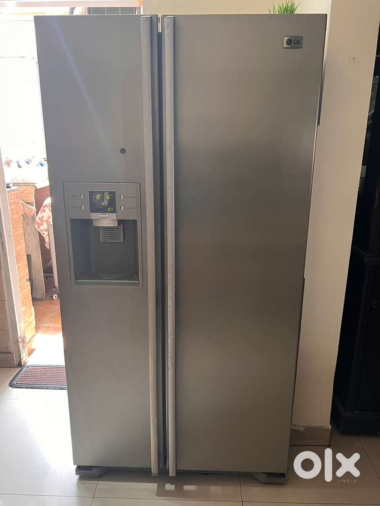 Side by side LG Refrigerator