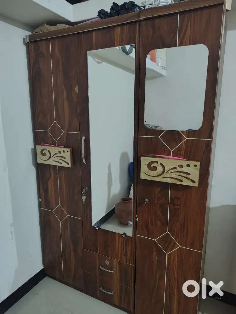 ડબલ બેડ + કબાટ વેચવાનું સે