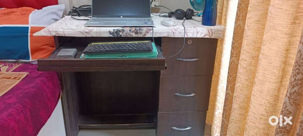 Computer table