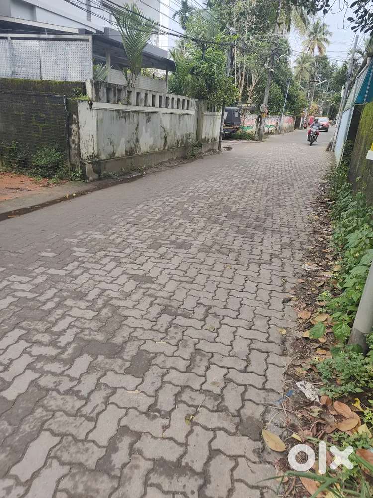 Land sale at Vyttila near HUB asking for sale