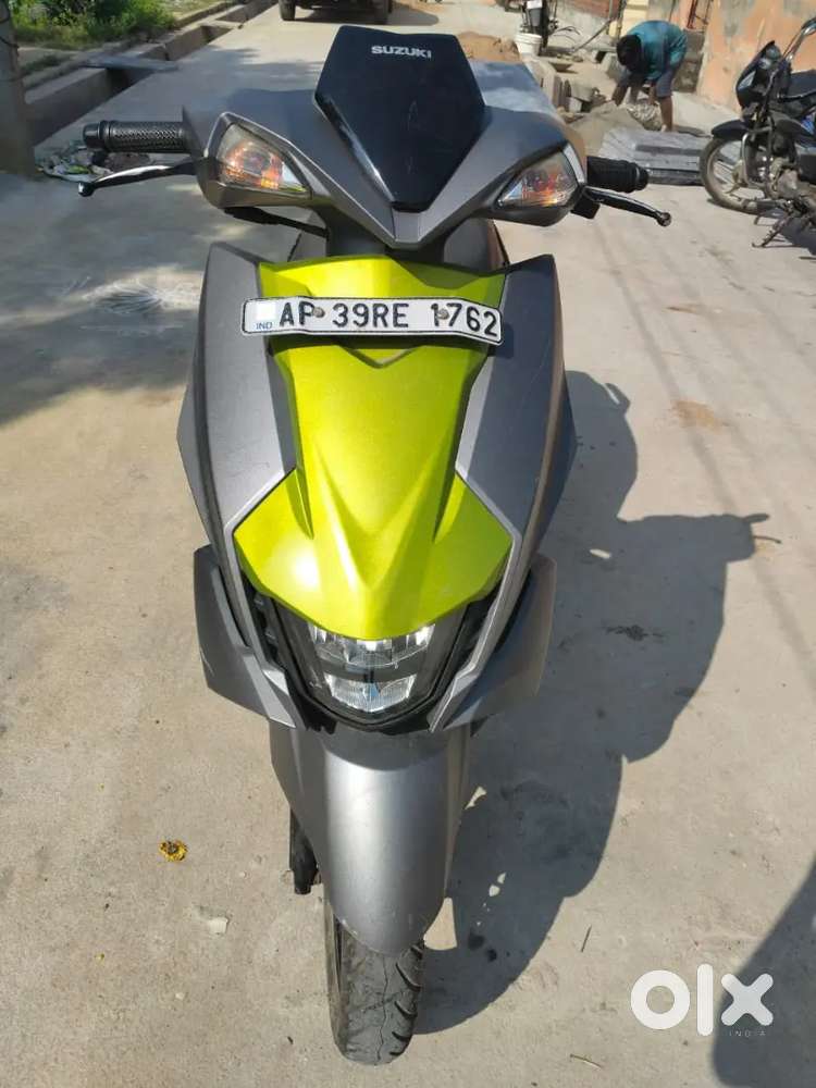 Avenis 125 good condition model