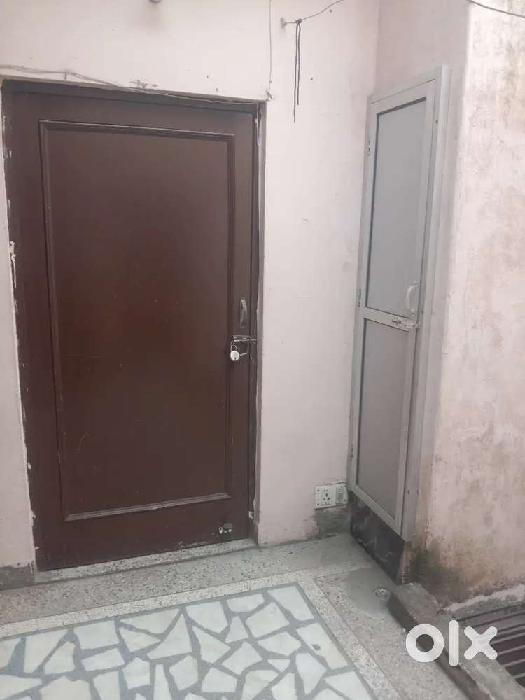 1 ROOM SET IN CIVIL LINES BEHIND BUS STAND OPP. I.I.T ROORKEE