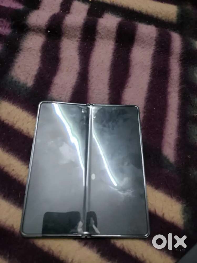 Fold 4 256 gb with box scratchless