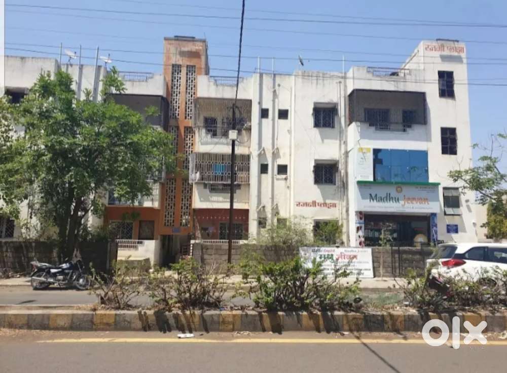 Road touch 1 bhk flat available for commercial use