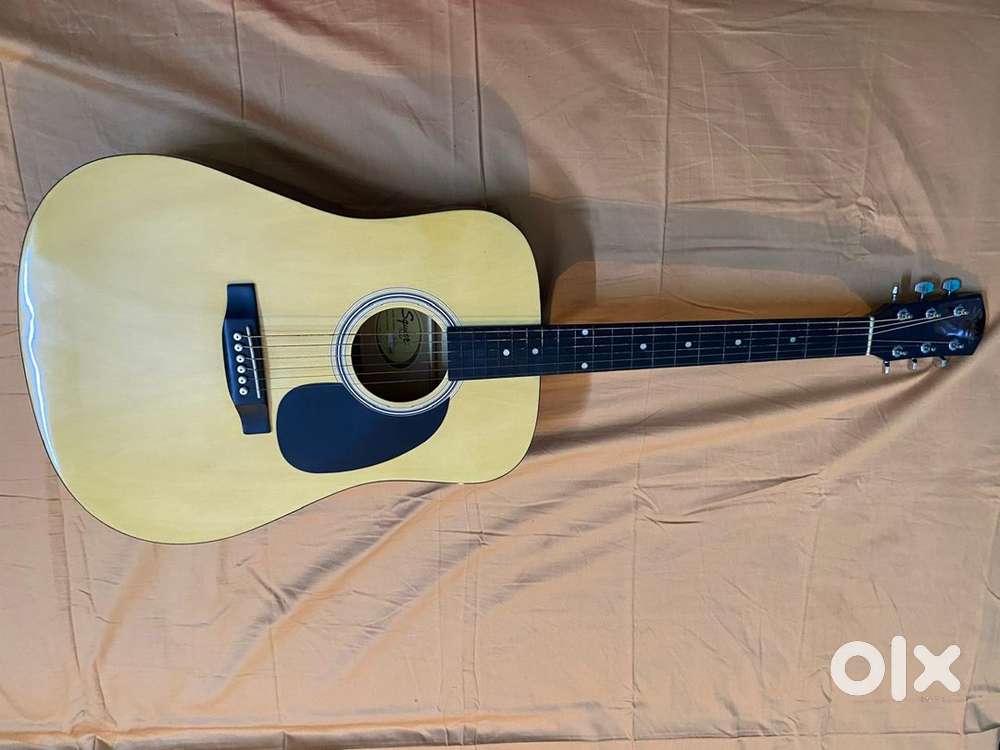 Acoustic guitar- Excellent condition (barely used)