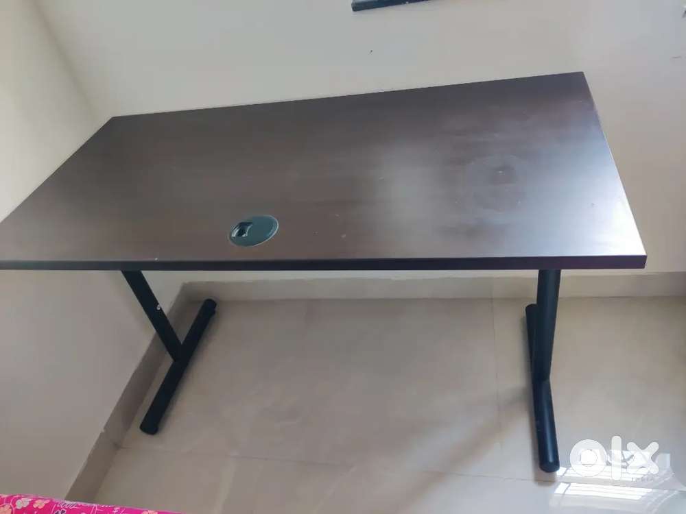 Brand new Computer/ office table with solid wood and metal