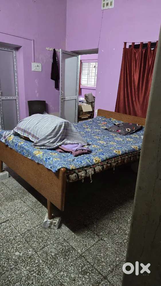 2bhk flat for only for girls