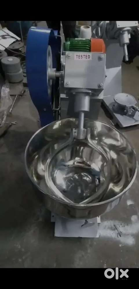 Vegetable cutting machine