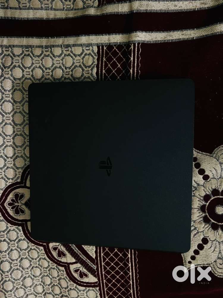 PS4 Slim 1Tb with 2 original sony controllers.deluxe pass till 25 Oct.