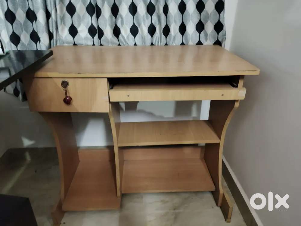 Computer table