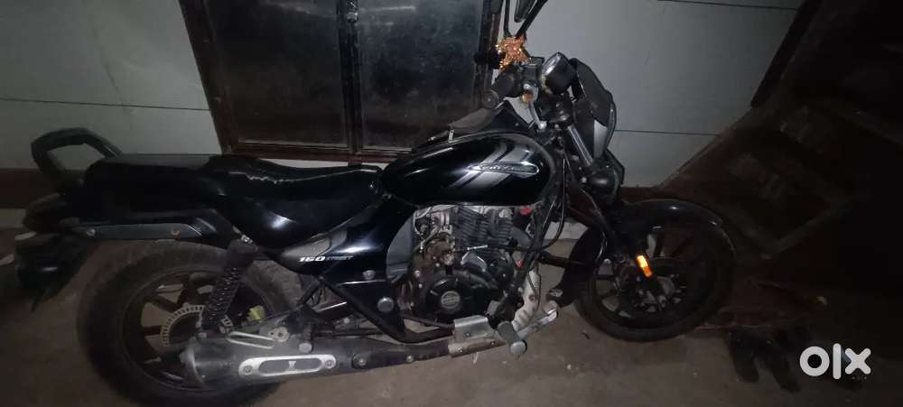 Bajaj Avenger 160 Street