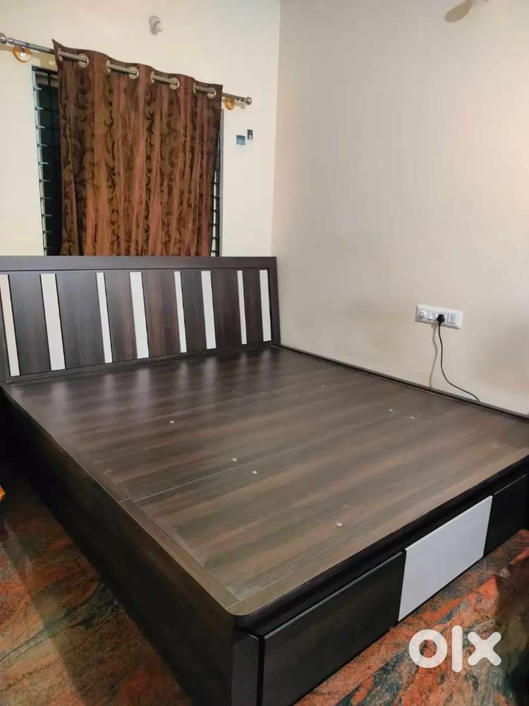 King size hydraulic cot