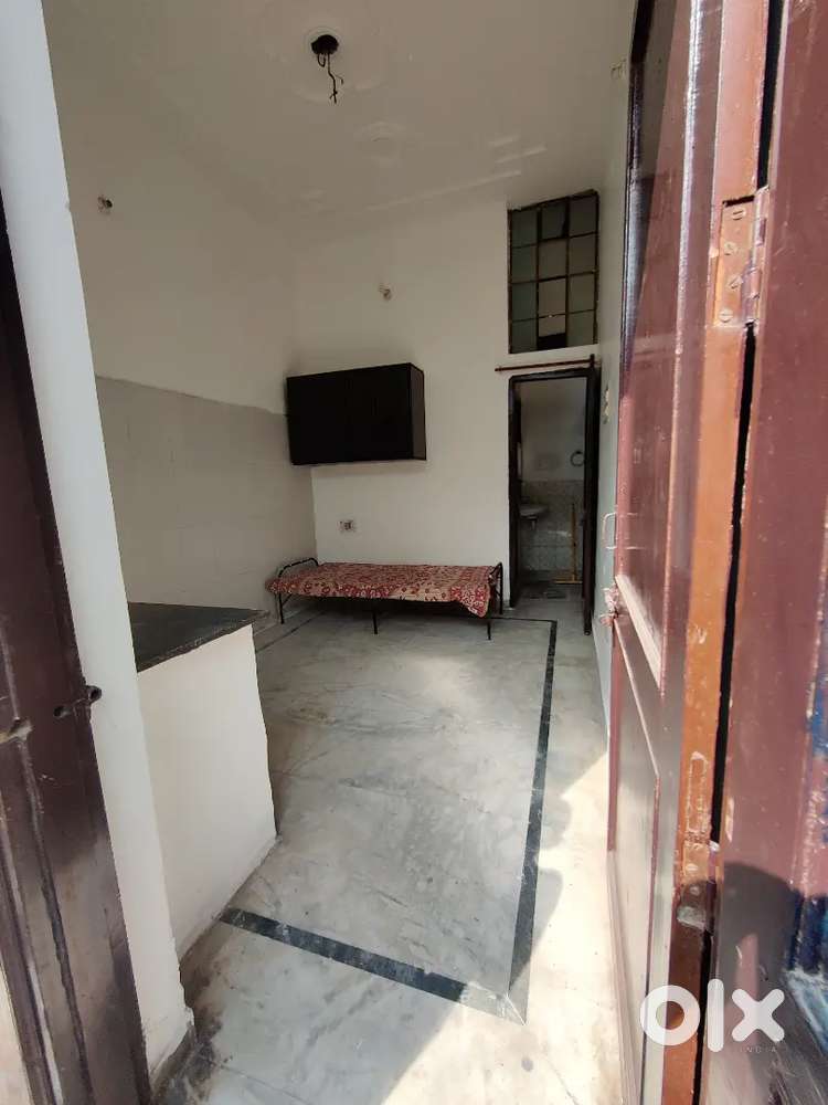 TO-LET--- ONE/TWO ROOM SET