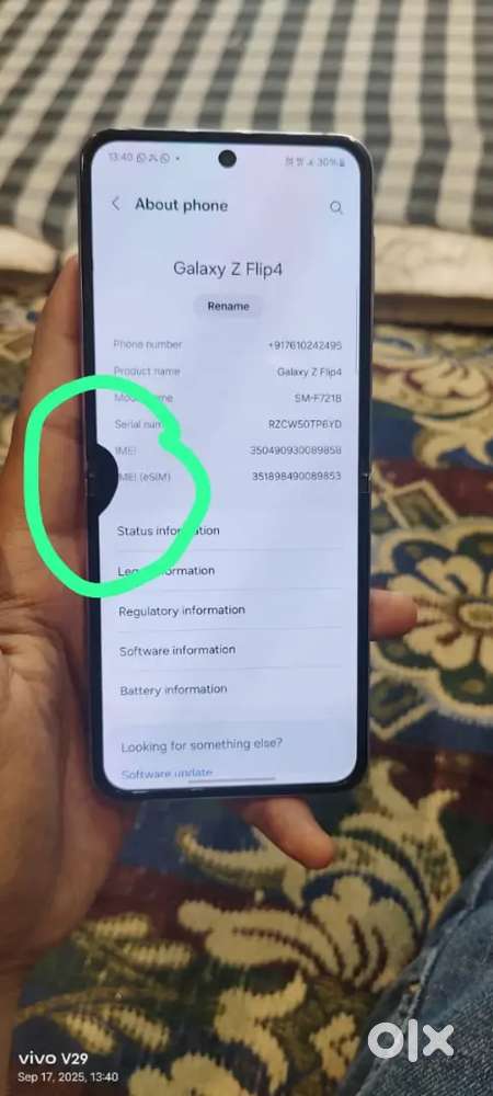 Samsung Galaxy Z Flip 4 Minor display dot
