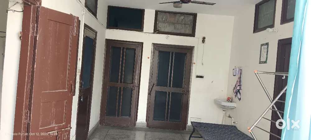1st floor with 2 room set in posh area