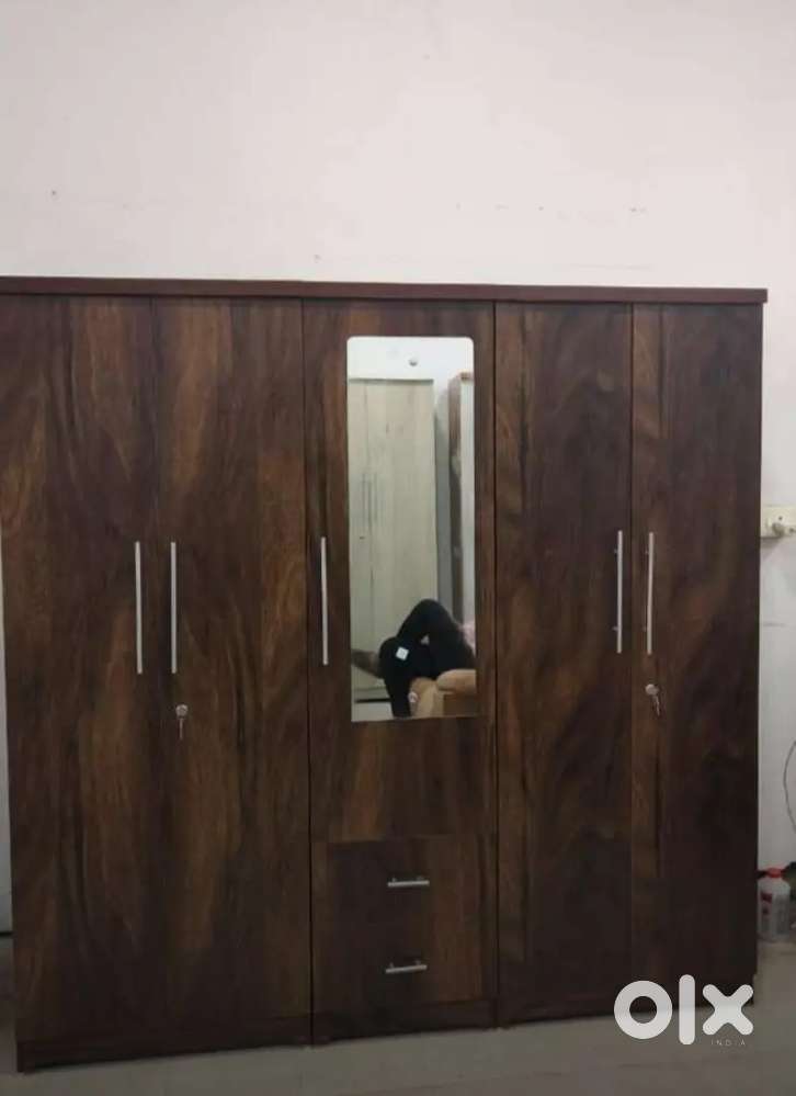 BRAND NEW EXCLUSIVE FURNITURE 5DOOR WARDROBE WITH FREE DELIVERY