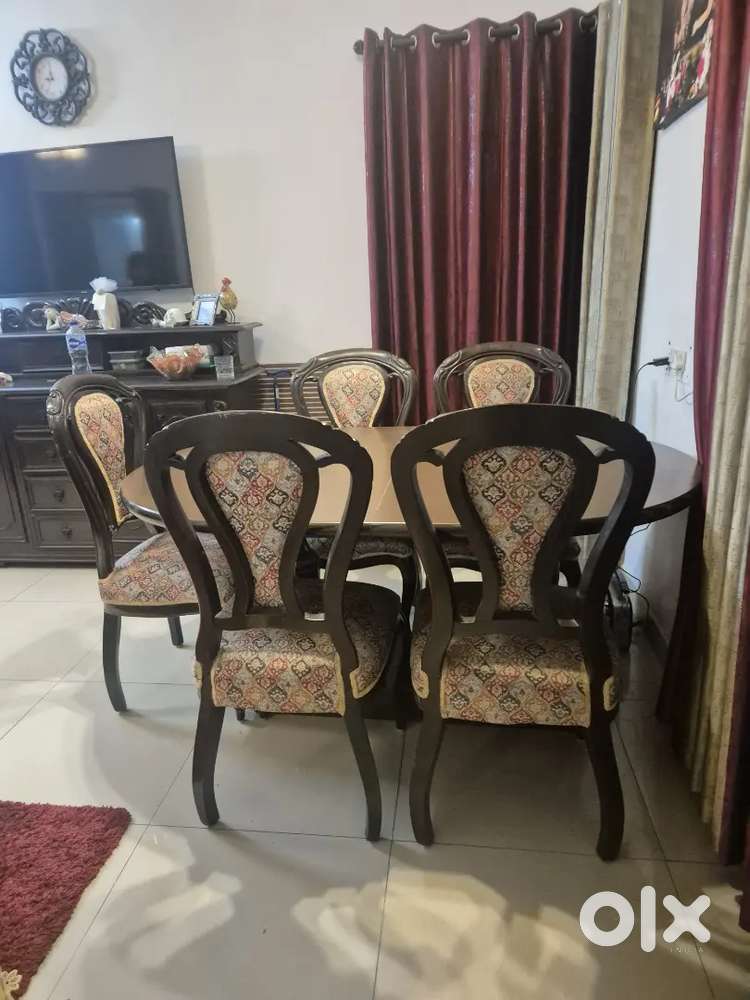 Beautiful 6 seater solid teak wood dinning table with cushioned chairs