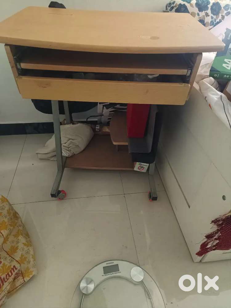 Computer table