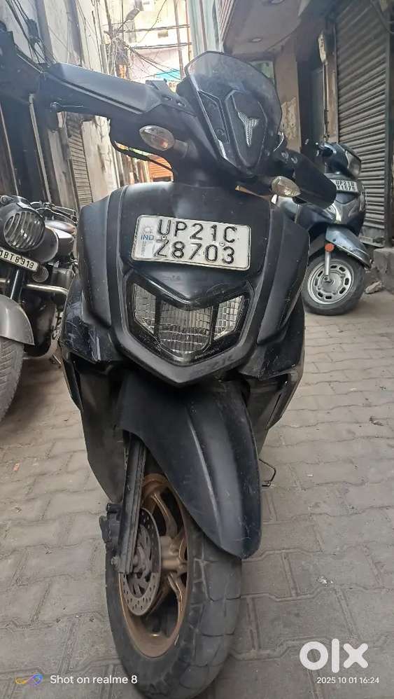Urgent sell Yamaha Scooty Excellent condition 3 sal Insurance baki