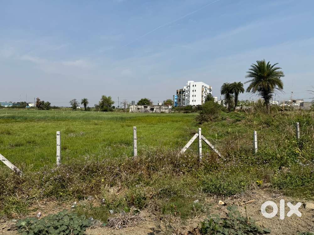 Road toch farm land.