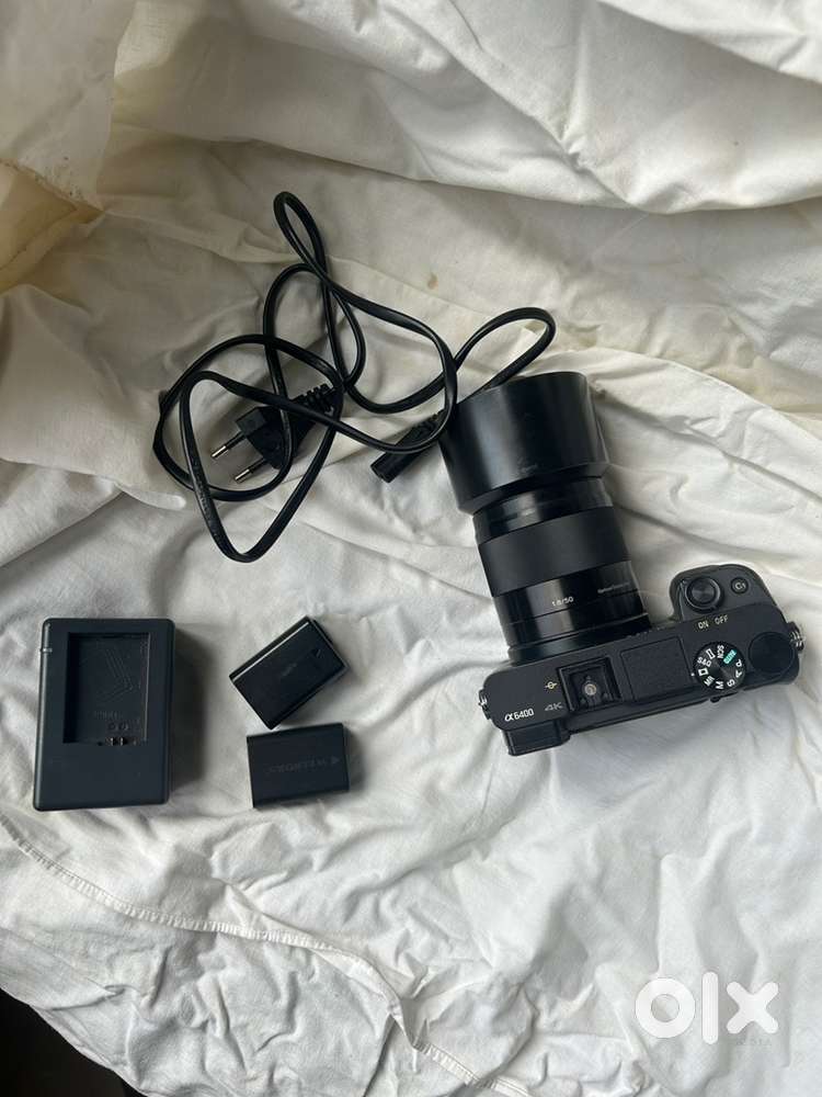 Sony6400 with 50mm lens 2 battery charger