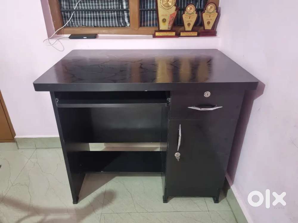 Computer table